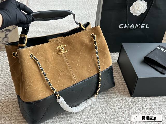 原版皮 今期Chanel終於出爆款了... 剛 上新的Chanel手工房系列中最熱度最高的應是包包了;特別是掠皮小牛皮的大包包了 說真的今期的包包款是特別多,拼