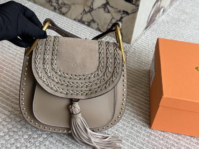 配盒 Size：23*22Cm Chloe的马鞍包 翻毛皮 流苏 铆钉 马蹄扣 融入时髦的元素！ 复古高级！