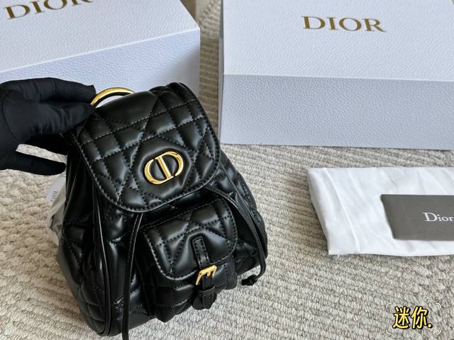 Dior推出新款双肩包，刘雨昕、周也上身 品牌大使刘雨昕、周也上身Dior新款Caro小号双肩背包，小巧包型搭配本季主推的超大藤格纹，挺好看的 中号Caro的双