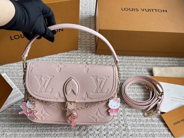 Lv 粉色法棍Nano 一只路易威登Nano粉色法棍 可爱的像一块草莓蛋糕 斜挎腋下都句，甜美风格~ 超正超嫩的樱花光粉，实在太可爱啦，甜美一-定要入 图片全套