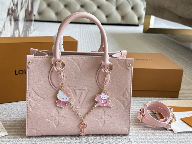 送挂件 Lvonthego樱花粉 .上身超嫩 Lv新款Onthego24年樱花粉小号一眼心动 大字母压印于柔软粒面牛皮 长短手柄便于手提或肩背 小号精致百搭又能