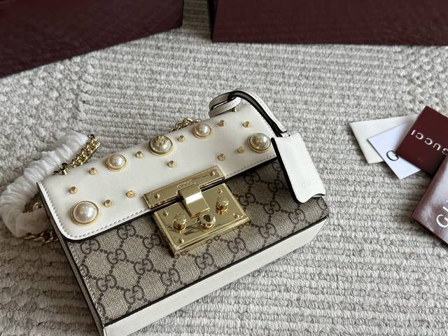 高版 Gg Padlock 这款已经卖了几千个了 明星产品 最近质量又升级了 重拍下给你们看 高定版的G Padlock 尺寸：20Cm 礼盒