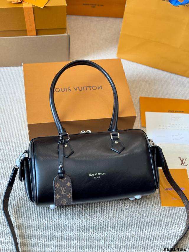 复刻版 牛皮 Lv Speedy Cargo Vibe 上场瞬间提气！经典包型糅合机能风细节，黑皮质感拉满，单肩 手提切换自如，时髦藏在每一处硬朗线条里，是穿搭