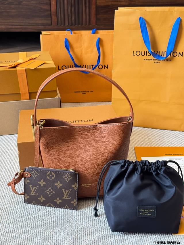 牛皮版本 Lv All Inbb手袋为Monogram牛皮搭配亮泽金属件，以标志性挂锁和名牌彰显经典格调。可调节肩带延续品牌制箱传承，皮革肩带增添斜挎和肩背选择