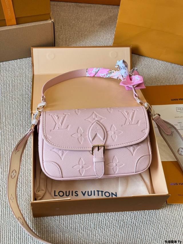 牛皮版本 Lv Louis Vuitton ｜Diane法棍包 Lv法棍Diane绝绝子 上身复古又舒服 设计灵感来自于中古包Sologne 两条肩带 手拿腋下