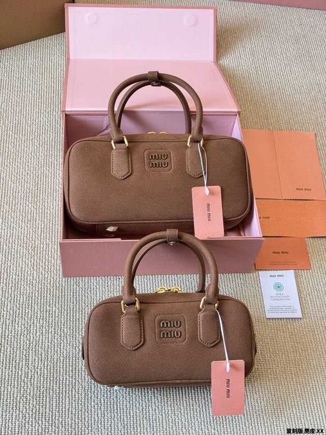 复刻版 麂皮 Miumiu限定款保龄球包 简单又好看 Miumiu而且超级实用， #Miumiu新款包包 尺寸大号28 16Cm 小号23 14Cm