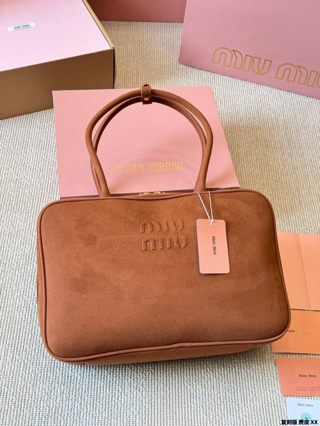 复刻版 麂皮 Miumiu保龄球｜公文包 对版面料 皮质光滑细腻柔软， 棉质缎面衬里。 背起来都很Nice 哦 可手拎也可斜挎！ 出场就是Miumiu小公主！