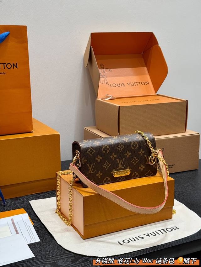 全套礼盒 升级版 钢五金！ Size:21×11 Lv新款Lily Woc链条包 搭配腋下肩带 经典老花配色，翻盖设计～ 包身小巧但气场十足！ 单肩、斜挎背都很
