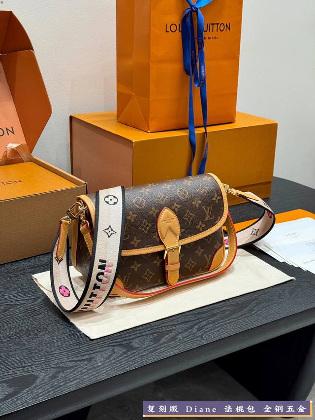 全套礼盒包装 复刻版 钢五金 动态芯片 Size：25*17Cm Lv家 Diane 法棍手袋 定制老花面料搭配深色树膏皮 配置两条肩带 今天的快乐是法棍给的！