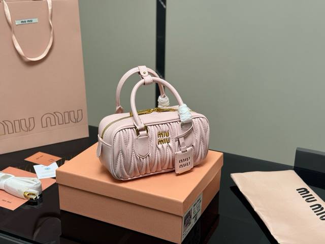 升级版配盒 Size：23*12Cm Miumiu保龄球 新尺寸 很难不爱啊啊！ 这个尺寸很难不动心哦！ 可手拎也可斜挎 容量足足的~~ 出场就是Miumiu小