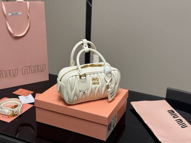 升级版配盒 Size：23*12Cm Miumiu保龄球 新尺寸 很难不爱啊啊！ 这个尺寸很难不动心哦！ 可手拎也可斜挎 容量足足的~~ 出场就是Miumiu小