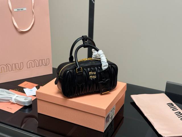 升级版配盒 Size：23*12Cm Miumiu保龄球 新尺寸 很难不爱啊啊！ 这个尺寸很难不动心哦！ 可手拎也可斜挎 容量足足的~~ 出场就是Miumiu小