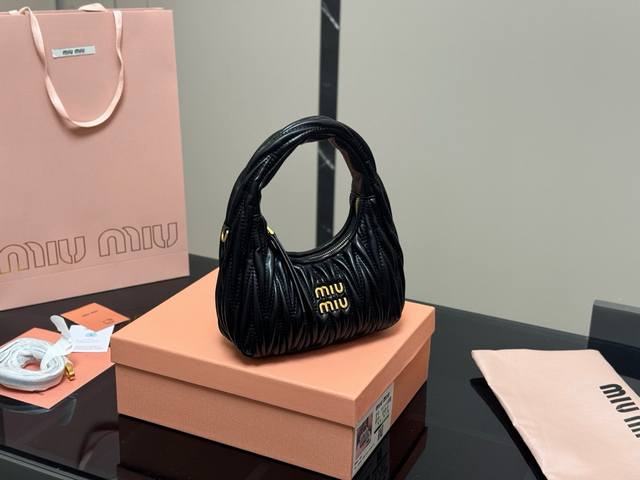配盒 Size：22*11Cm 可盐可甜的 Miumiu 女孩 Miumiu Wander包包 好搭 什么风格都能驾驭 材质很柔软 容量也非常Ok 复古俏皮的H