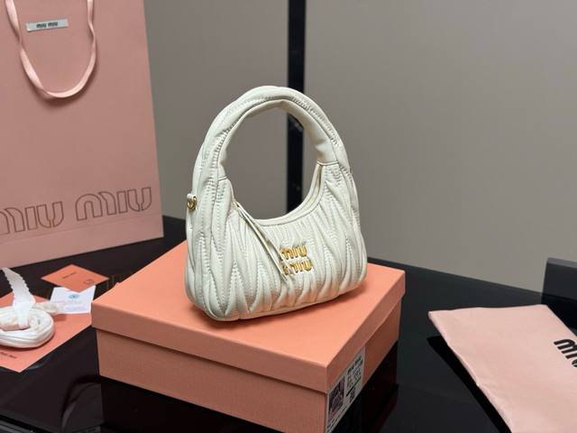 配盒 Size：22*11Cm 可盐可甜的 Miumiu 女孩 Miumiu Wander包包 好搭 什么风格都能驾驭 材质很柔软 容量也非常Ok 复古俏皮的H