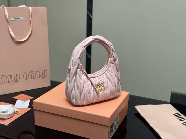 配盒 Size：22*11Cm 可盐可甜的 Miumiu 女孩 Miumiu Wander包包 好搭 什么风格都能驾驭 材质很柔软 容量也非常Ok 复古俏皮的H