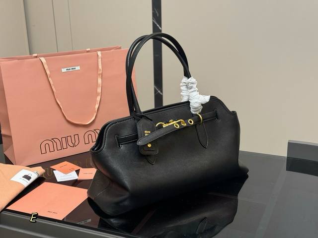 Size：44.23Cm Miumiu 中古托特包包， 特别喜欢这个的设计！ Miumiu的坑真的好仙女好好看！ 真的很有质感！ 可斜挎可手拿可单肩， 日常约会