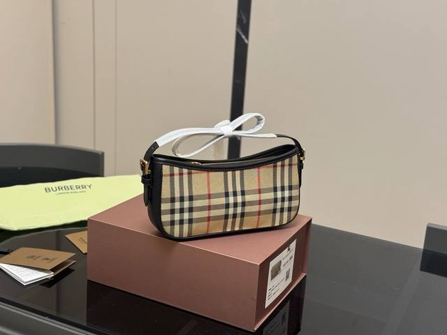 配盒 Size：23.12Cm 巴宝莉复古腋下包 被时髦住了狠狠爱了 经典格纹百搭气场 轻松驾驭各种风格 经典与时髦并存