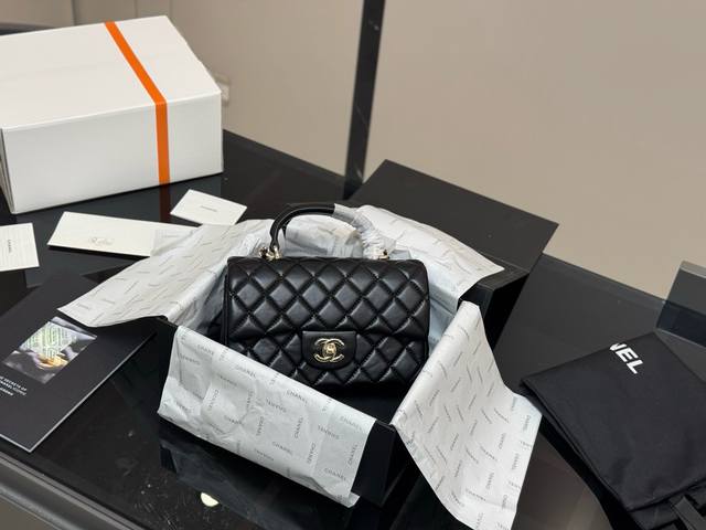 折叠盒飞机盒 Size：20*12Cm 香奈儿Mini Cf Handle 无论搭配还是容量都是没得说， 真的太可爱了！ 手提的Cf！