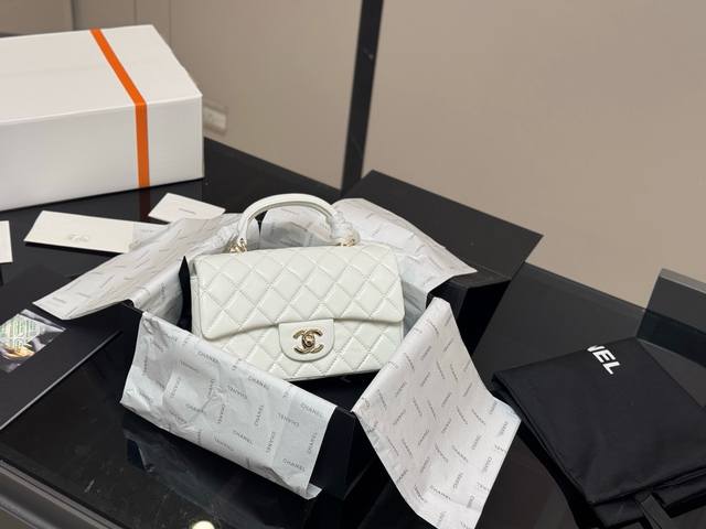 折叠盒飞机盒 Size：20*12Cm 香奈儿Mini Cf Handle 无论搭配还是容量都是没得说， 真的太可爱了！ 手提的Cf！