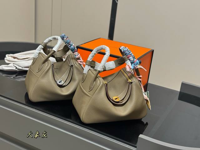 配全套包装 Size：26*18Cm 爱马仕 Lindy 金扣银扣 采用头层小牛皮 定制五金&半手缝莎菲线 高级优雅又带点可爱 赠送丝巾 小马挂件