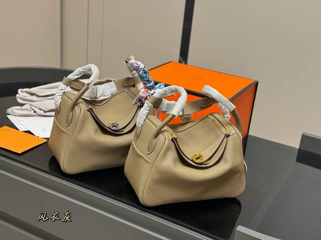 配全套包装 Size：26*18Cm 爱马仕 Lindy 金扣银扣 采用头层小牛皮 定制五金&半手缝莎菲线 高级优雅又带点可爱 赠送丝巾 小马挂件