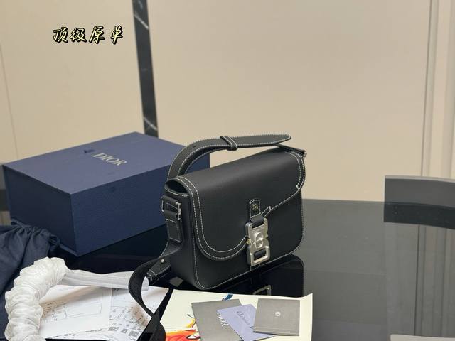 配折叠盒 Size：23.18Cm 迪奥 Homme 老花邮差包 实在帅La ～ 简单有质感的设计 实用又很高级