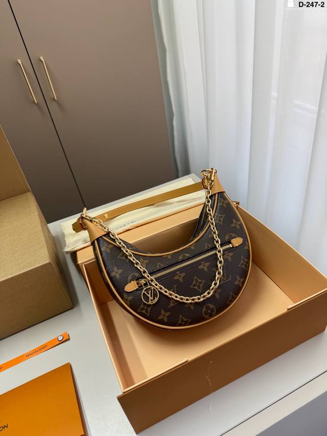 芯片版本 Lv 月亮包 由Lv中古豌豆版改版而来 实用耐看 很好用！ D-247-2尺寸23×11折叠盒飞机盒