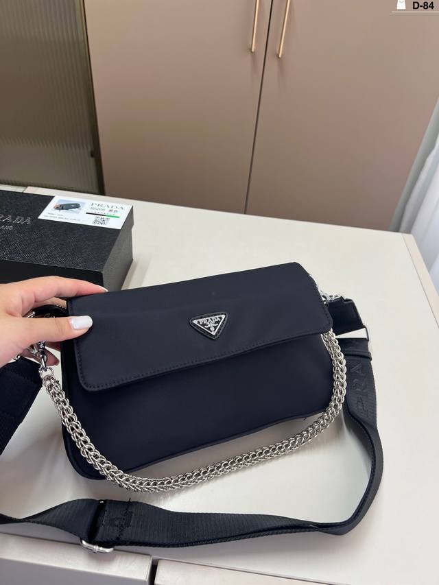 Prada普拉达腋下包法棍包 超级喜欢它简单有质感的设计 是中古包的绝子搭配起来真的很帅气 D-84尺寸26×13配盒