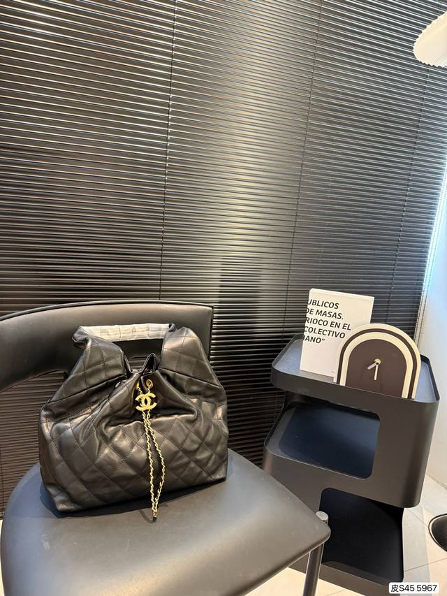 香奈儿腋下包 纯皮香奈儿托特 高级感满满的Tote配金链条的经典设计，大小刚好.喜欢高级感简单的姐妹一定要留 尺寸：28 23 货号5967