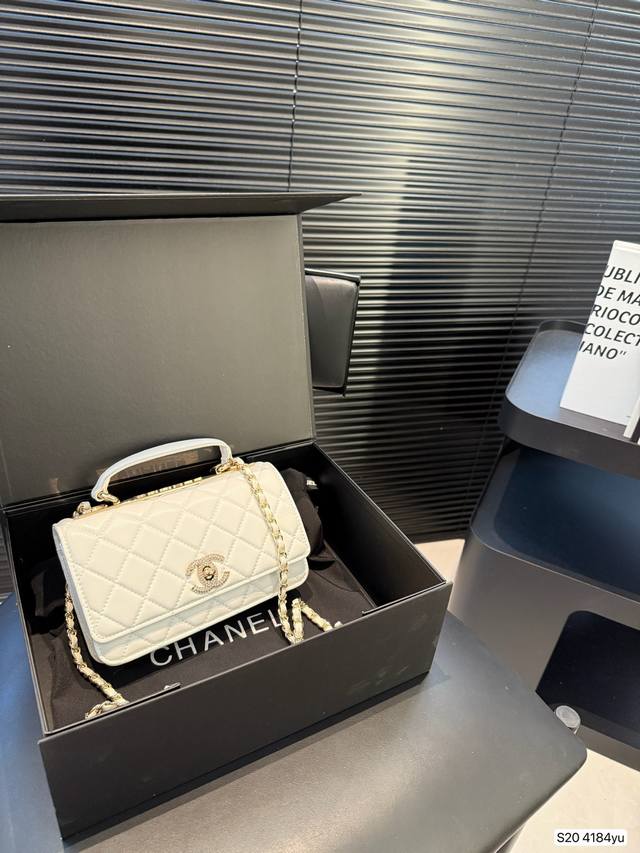 配折叠盒子香奈儿 款 镶钻发财包 专柜热销爆款 原版品质质量超赞 喜欢的美妞抓紧自留啦 特百搭 简约大气，链条斜挎包 内带拉链 卡位的多功能包包 尺寸：19 1