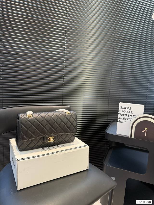 配飞机盒折叠盒子 Chanel 香奈儿Cf包 超火爆时尚单品 高版本 做工精细 进口五金 让你无论是夏天还是冬天都能背上它出门 是不是性价比超级高 随便凹造型都 配飞机盒折叠盒子 Chanel 香奈儿Cf包 超火爆时尚单品 高版本 做工精细 进口五金 让你无论是夏天还是冬天都能背上它出门 是不是性价比超级高 随便凹造型都