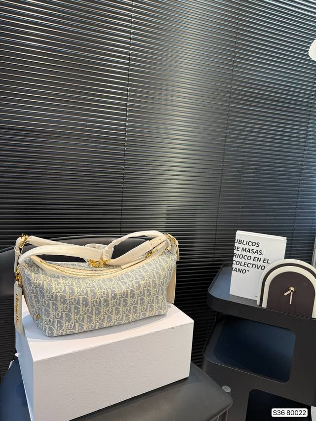 配折叠盒子 迪奥旅行包 被 Dior新款流浪包美到失语时尚圈顶流Dior新款流浪包，把高级感狠狠拿捏住了，背上秒变街拍女王。 富家千金同款Dior新款流浪包，一