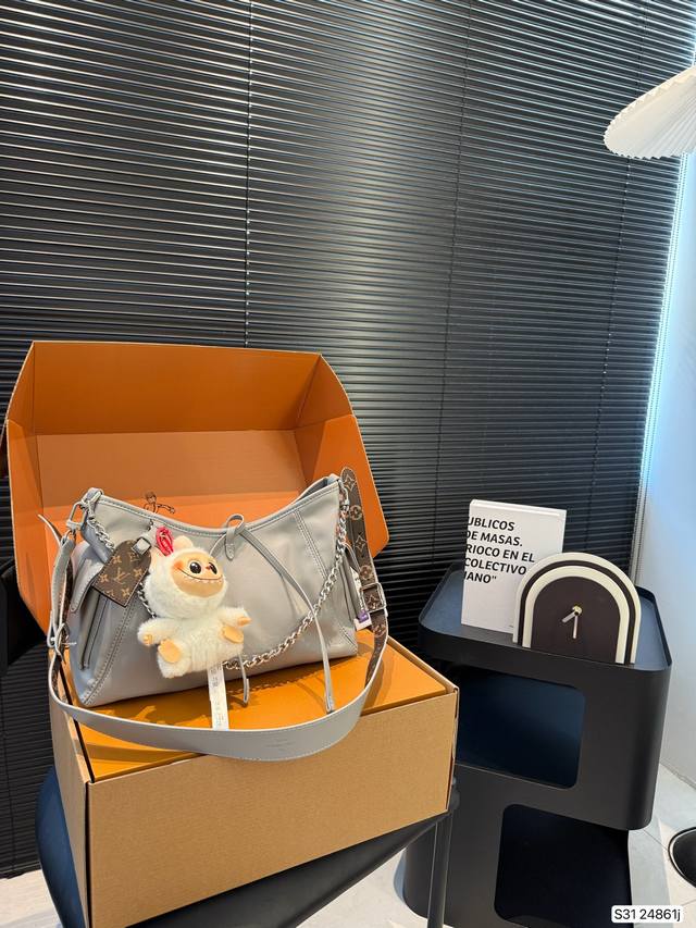 小 变码芯片 全钢五金配飞机盒折叠盒子 Lv 新款Carryall 对比三月上市的Iv新品直戳我心！ 男生也能背的全新纯黑 Carryall 男生背也超好看特别