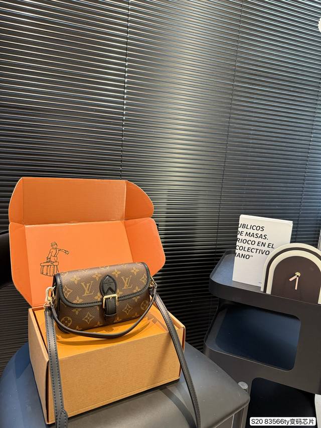 配飞机盒折叠盒子 变码芯片 迷你Lv法棍包 上身简单又舒服 源自中古包 Sologne 的改良版 整体保留了简洁的包身造型 一根肩带升级成了两根肩带 可以单肩腋 配飞机盒折叠盒子 变码芯片 迷你Lv法棍包 上身简单又舒服 源自中古包 Sologne 的改良版 整体保留了简洁的包身造型 一根肩带升级成了两根肩带 可以单肩腋