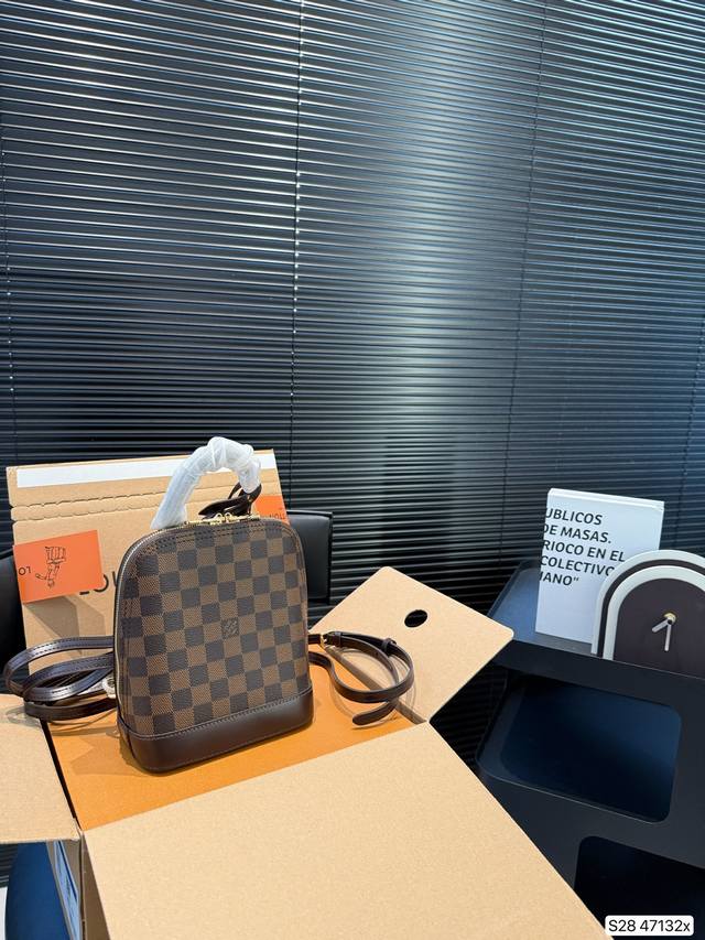 配折叠盒子 Lv双肩包系列 Alma 双肩包本款 Alma 双肩包瞩目亮相 春夏女装秀场，为Alma 系列再添时尚新作。经典Monogram 帆布搭配多样Alm