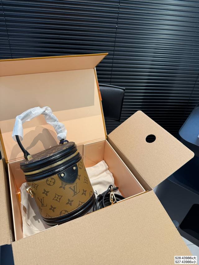 大号 小号 配飞机盒折叠盒子 Lv 发财桶包 原版五金Logo 内设专柜Logo 备受拥戴拥有超久历史 华丽感爆棚 入门级轻熟款 秀气精致很提气质 质量对比原版