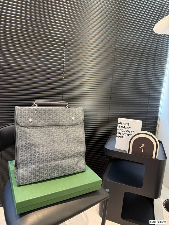 配盒子 Goyard 戈雅双肩包 复古又减龄第一眼看到就种草了！复古气息扑面而来，还有英伦的Fu,可以说是Vintage和Modern的结合物！容量真的超级大！