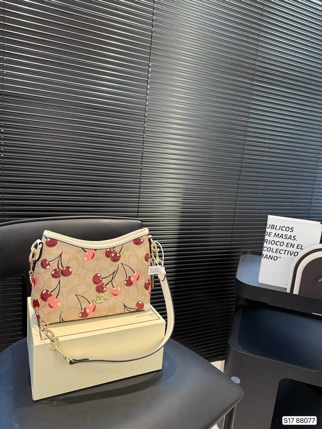 配折叠盒 迷你蔻驰托特包，除了好看还是好看，托特包造型简单又好用关键是超好看，轻便，缤纷又结实。分分钟成为街上最具回头率的时尚单品！尺寸：21.5 17 货号8