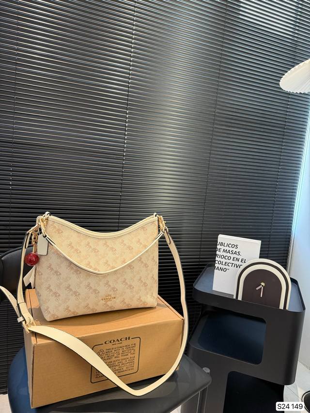 配飞机盒 蔻驰托特包，除了好看还是好看，托特包造型简单又好用关键是超好看，轻便，缤纷又结实。分分钟成为街上最具回头率的时尚单品！尺寸：29 24 货号149