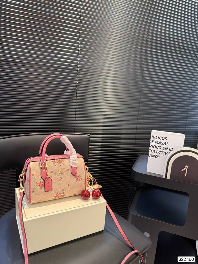 配盒子 蔻驰枕头包出货 专柜同步 最新款 超级实用的款式 手提 斜挎多用款 原版电镀五金带Logo 超级大牌 内衬Logo时尚百搭款式 不挑年龄段 喜欢的抓紧自