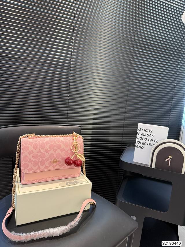 配折叠盒子 蔻驰 专柜同款Coach 蔻驰风琴链条包 新款拼色 Tabby新款系列。皮质柔软细腻 简洁大方。多层夹层 链条斜挎款 尺寸21 15 货号90440