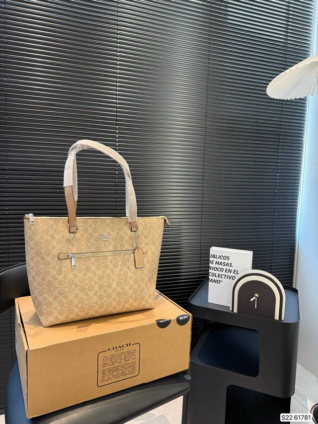 配飞机盒 蔻驰 新款购物袋 蔻驰专柜大热款 精购物袋 打造 品质一流 原版五金 最火单品 正品打版 顶级做工 无可挑剔，爆款入手必备款 尺寸 32 28 货号6