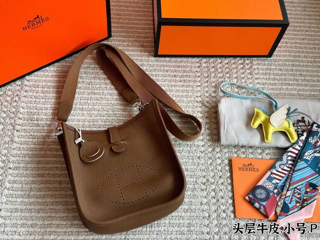 牛皮 慵懒风代表 爱马仕Evelyne太香了吧 这个月澳洲爱马仕官网上新不少Evelyne 它是一款容量和帅气兼备的包包,背起来慵懒随性。这 种大包配大版型的西 牛皮 慵懒风代表 爱马仕Evelyne太香了吧 这个月澳洲爱马仕官网上新不少Evelyne 它是一款容量和帅气兼备的包包,背起来慵懒随性。这 种大包配大版型的西