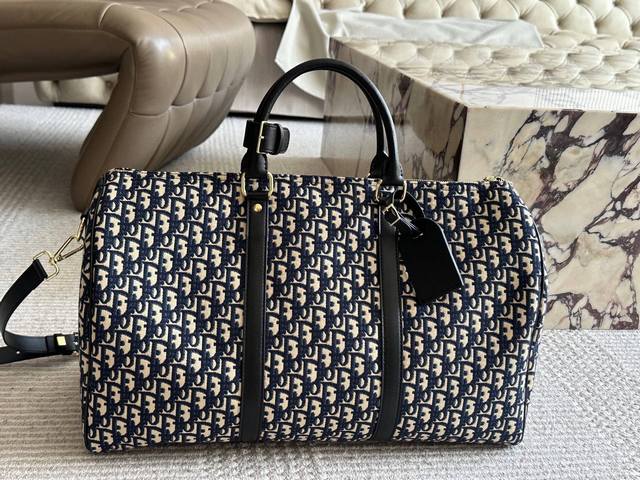 Size：50Cm 百搭耐看的D家 旅行袋 春节小长假需要它哦！ 男生背很好看 女生背也超帅 旅行包 健身包 搜索旅行包