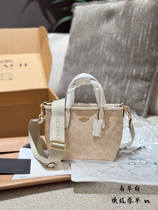 谁懂这种田园系纯纯少女的含茶量~ 背上这只包像是回到了18岁 蔻驰家经典的City系列居然出了个迷你托特 City15粉笔白色小巧精致的包包搭配温柔配色.上身特