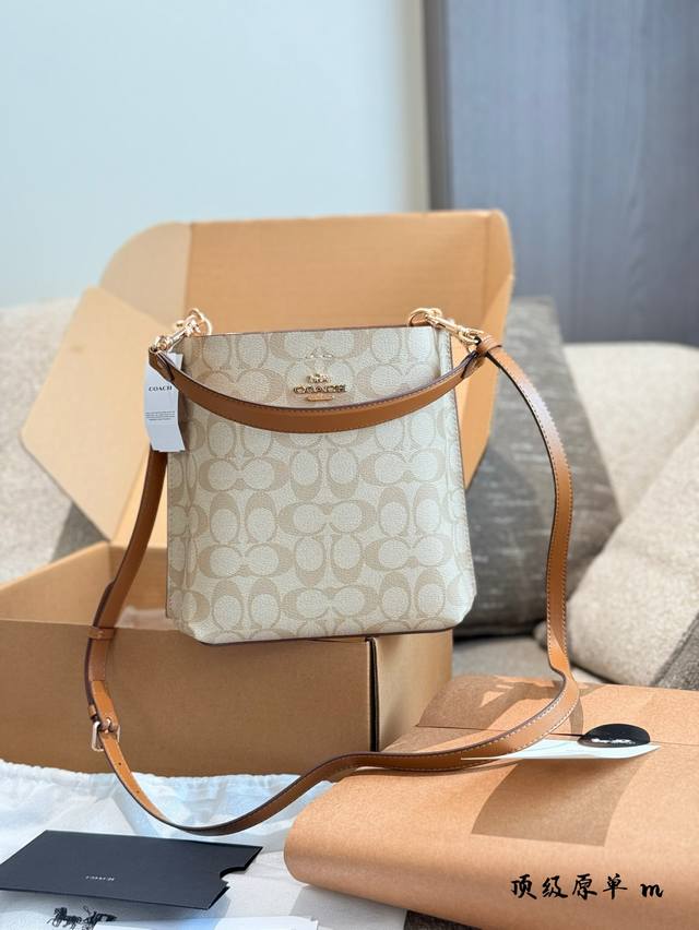 Coach 小号 Mollie Bucket奶茶色水桶包 Mollie Bucket Bag小号水桶包来啦大大大 经典水的桶包型继承Mollie的经典浅卡其老花 Coach 小号 Mollie Bucket奶茶色水桶包 Mollie Bucket Bag小号水桶包来啦大大大 经典水的桶包型继承Mollie的经典浅卡其老花