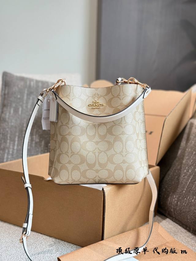 Coach 小号 Mollie Bucket奶茶色水桶包 Mollie Bucket Bag小号水桶包来啦大大大 经典水的桶包型继承Mollie的经典浅卡其老花 Coach 小号 Mollie Bucket奶茶色水桶包 Mollie Bucket Bag小号水桶包来啦大大大 经典水的桶包型继承Mollie的经典浅卡其老花