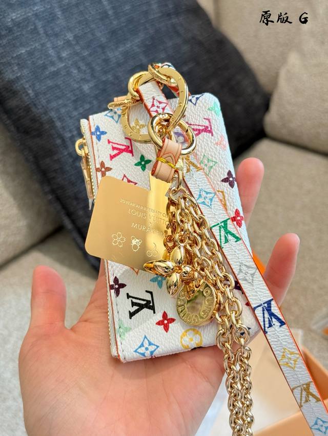 看起来很贵其实很便宜的手机链 村上隆，在再版系列中推出此款手机壳。Monogram 涂层帆布浸染缤纷彩虹色调，以艺术家标志性的趣味配色焕新品牌元素。耀目金属件流