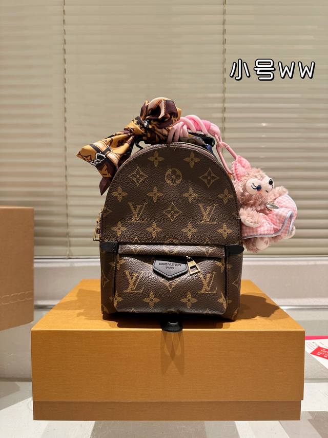 驴牌必如单品之一 最新20款 Lv Palm Springs Mini双肩包来了，升级版老花Mini双肩包超级可爱，小辣椒同款，各路网红都在背，可双肩背，可单肩