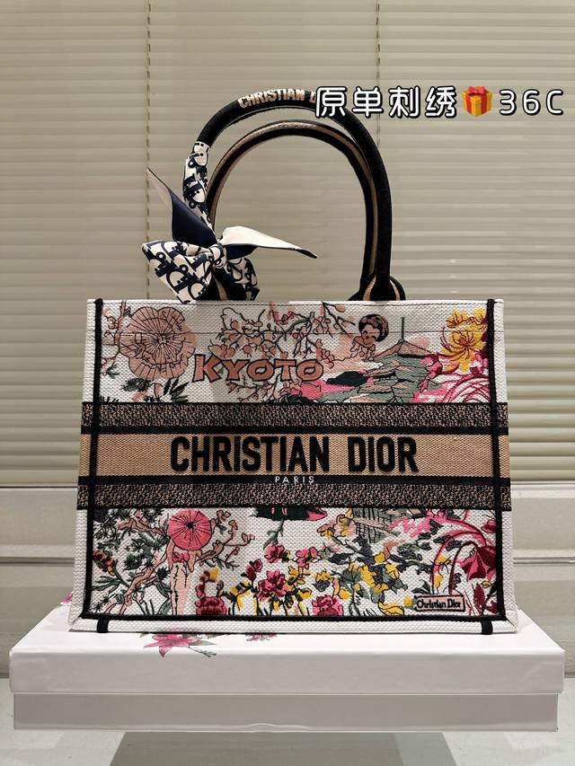原单刺绣 Dior 提花 托特包 配内胆 Dior Book Tote今年最喜欢的一款购物袋 Tote我用的次数最多的包,因为容量超级大,不管什么东西都向里面放 原单刺绣 Dior 提花 托特包 配内胆 Dior Book Tote今年最喜欢的一款购物袋 Tote我用的次数最多的包,因为容量超级大,不管什么东西都向里面放
